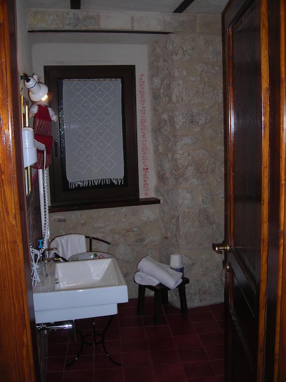 Отель La Locanda Delle Streghe - Relais Ristorante Кастель-дель-Монте Экстерьер фото